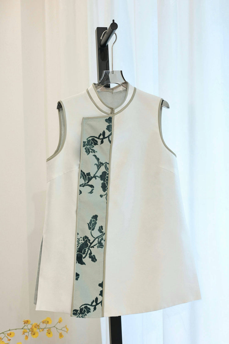 Smoke White Crepe Zhang Velvet Vest 煙白重䋓漳絨馬甲