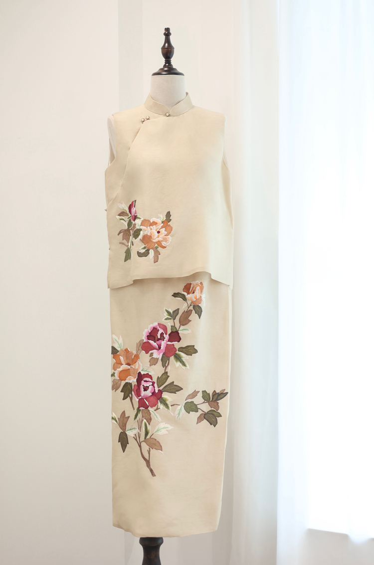 Champagne Mulberry Silk Hand-Embroidered Appliqué Qipao Set 香檳色桑蠶絲手繡布帖花旗袍套裝(孤品)