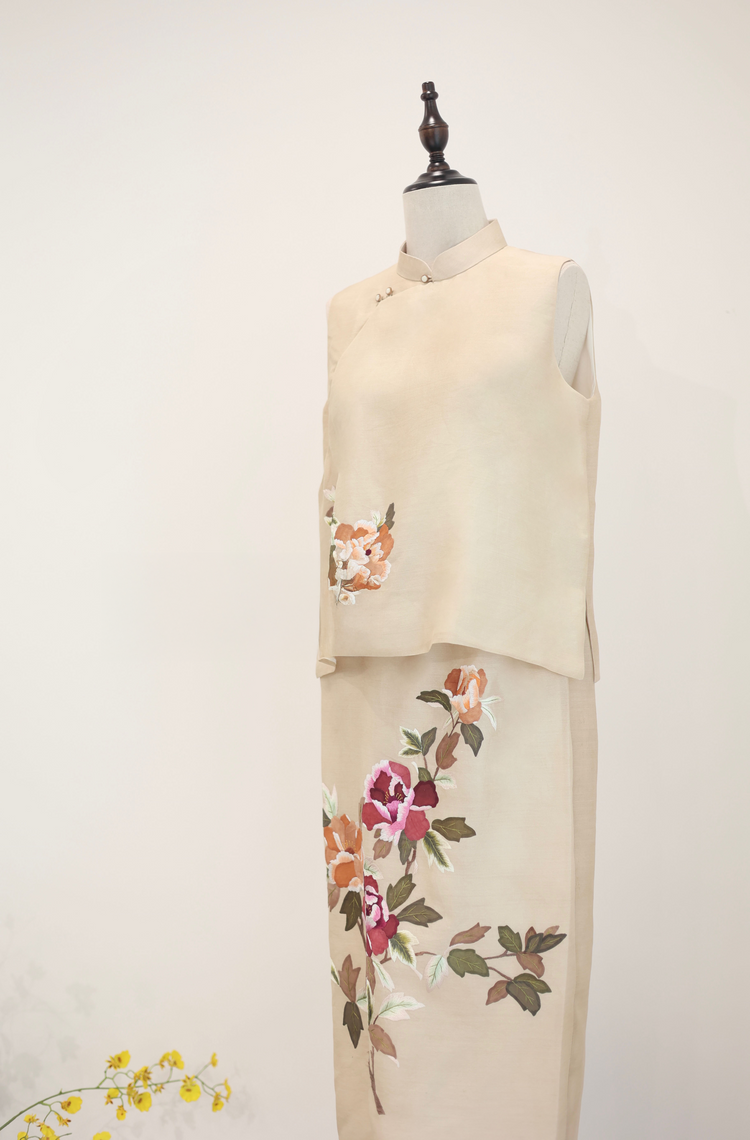 Champagne Mulberry Silk Hand-Embroidered Appliqué Qipao Set 香檳色桑蠶絲手繡布帖花旗袍套裝(孤品)