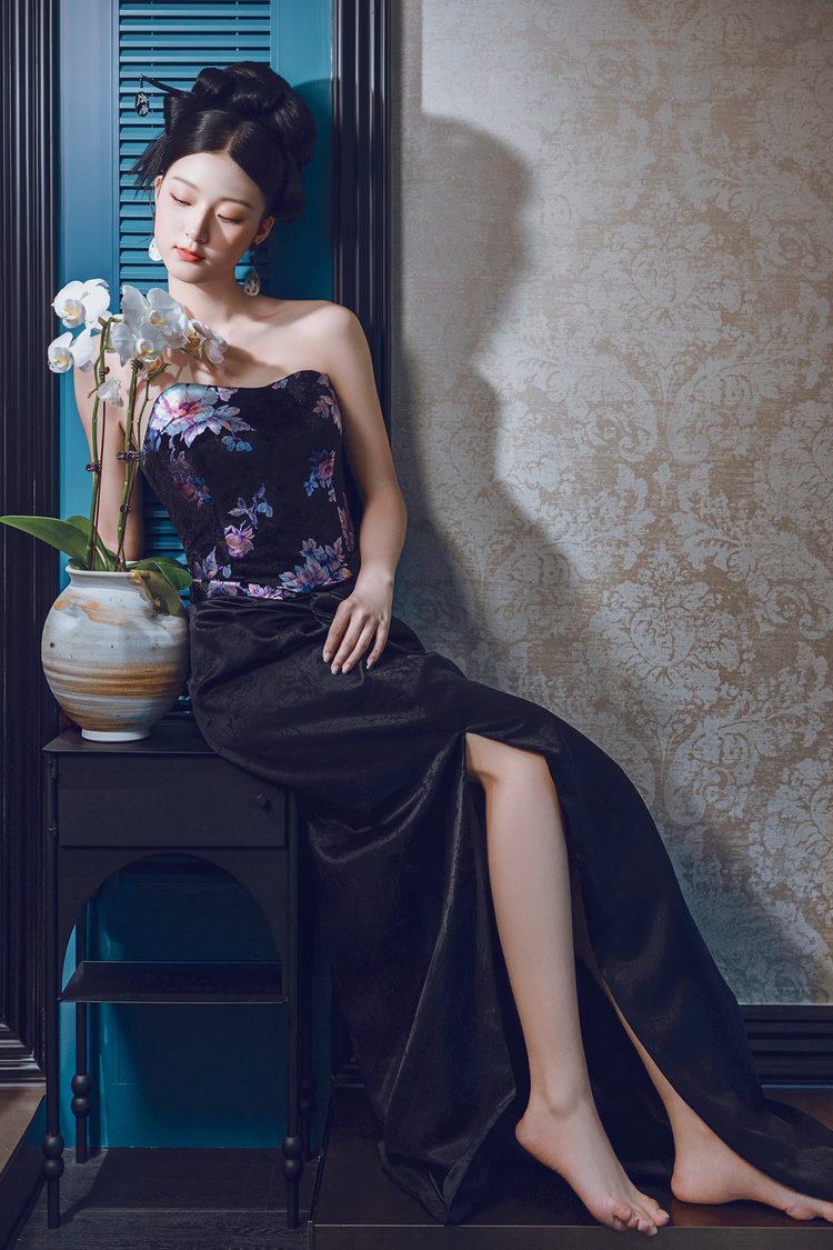 Midnight Rose · Black Mother-of-Pearl Pattern Silk Gown 墨夜薔薇·黑色螺鈿真絲晚禮裙