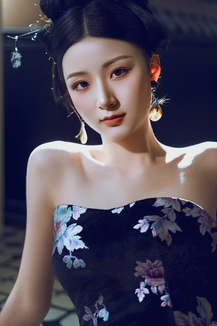 Midnight Rose · Black Mother-of-Pearl Pattern Silk Gown 墨夜薔薇·黑色螺鈿真絲晚禮裙