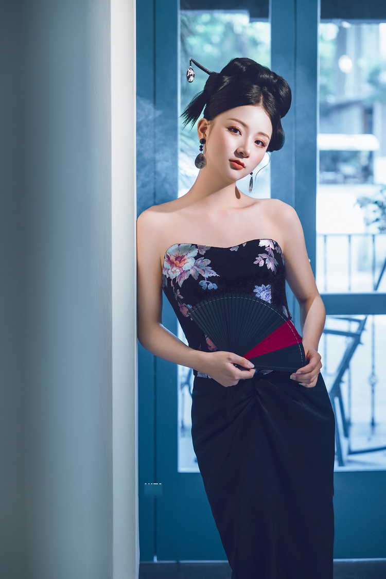Midnight Rose · Black Mother-of-Pearl Silk Gown 墨夜薔薇·黑色螺鈿真絲晚禮裙