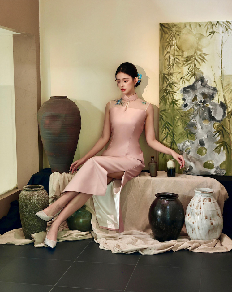 French-Embroidered Plum-Bamboo-Butterfly Cheongsam 梅竹蝶法式刺繡旗袍