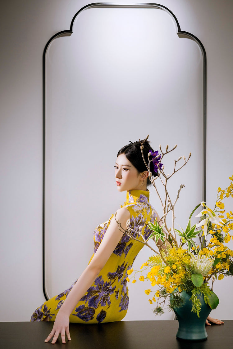 Silk Velvet-Embroidered Bright Yellow Cheongsam 真絲植絨明黃旗袍