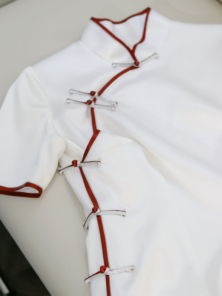 White Silk Qipao with Red Piping and Frog Buttons 素雪紅邊真絲盤扣旗袍