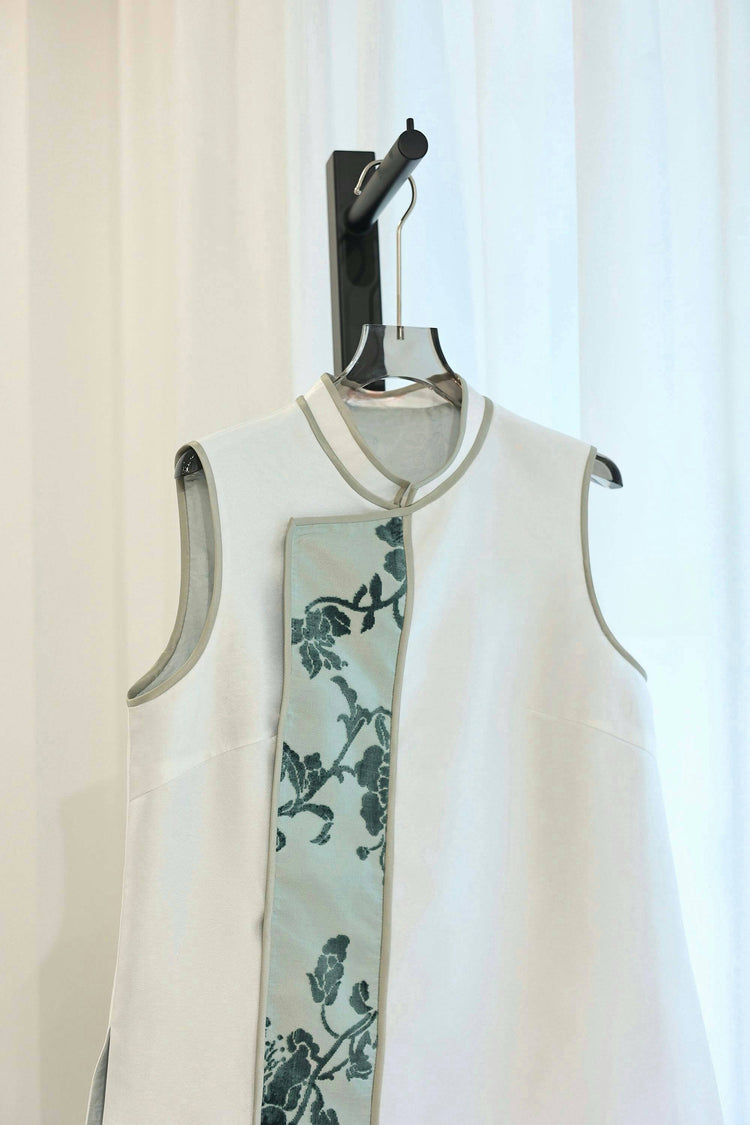 Smoke White Crepe Zhang Velvet Vest 煙白重䋓漳絨馬甲