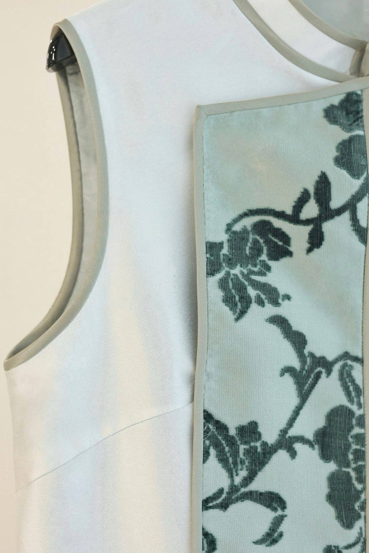 Smoke White Crepe Zhang Velvet Vest 煙白重䋓漳絨馬甲