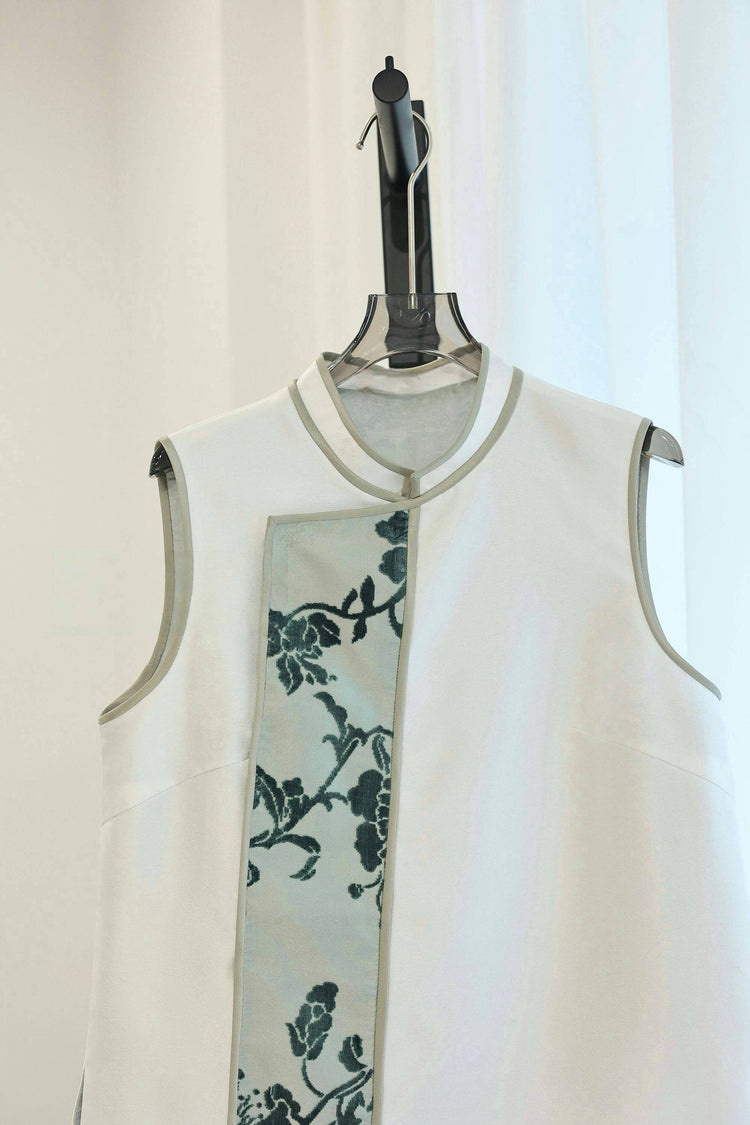 Smoke White Crepe Zhang Velvet Vest 煙白重䋓漳絨馬甲