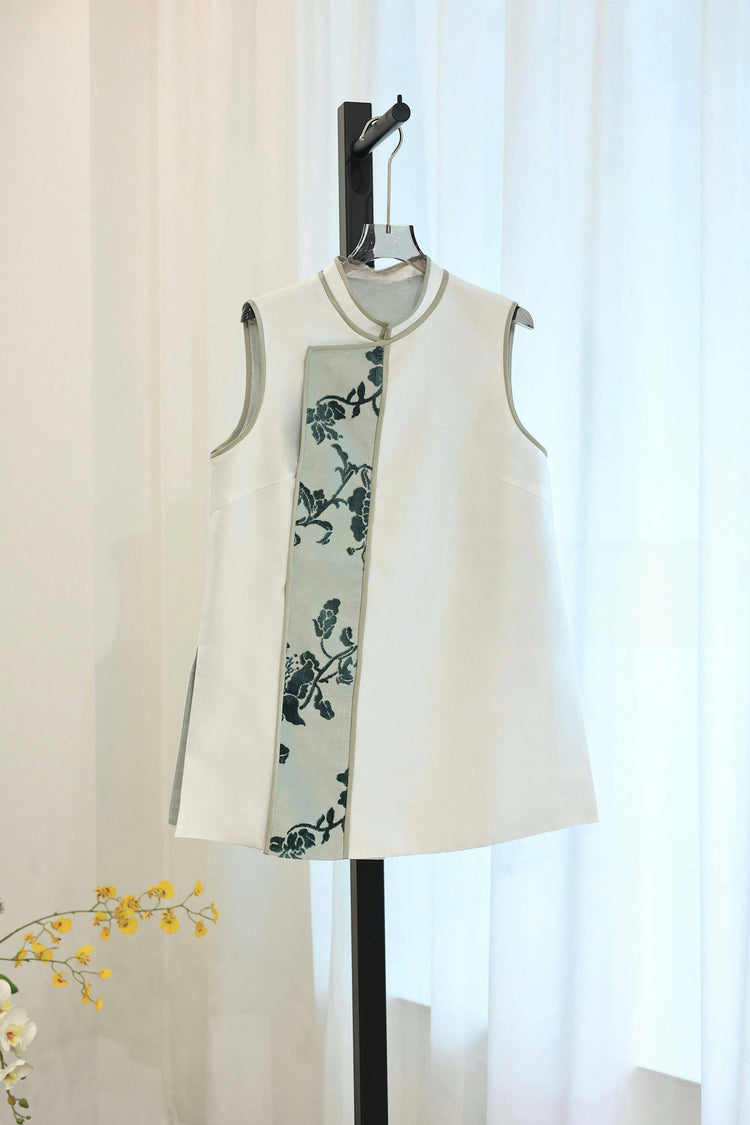Smoke White Crepe Zhang Velvet Vest 煙白重䋓漳絨馬甲