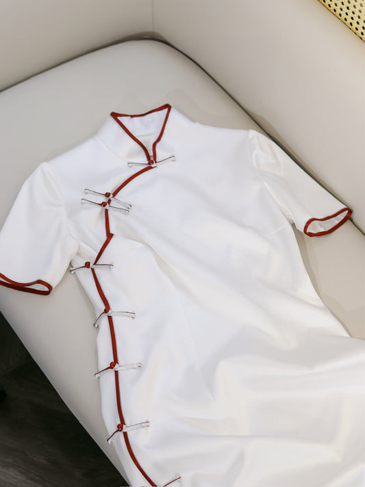 White Silk Qipao with Red Piping and Frog Buttons 素雪紅邊真絲盤扣旗袍