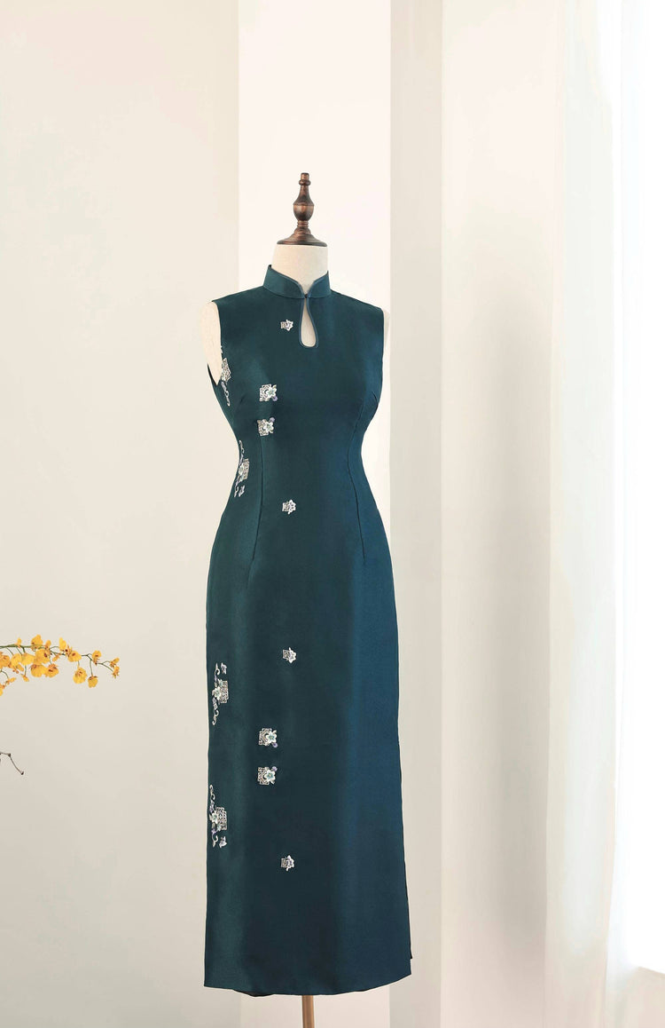 Peacock Blue Hand-Embroidered Sheer Qipao with Teardrop Collar 孔雀藍手繡紗水滴領旗袍