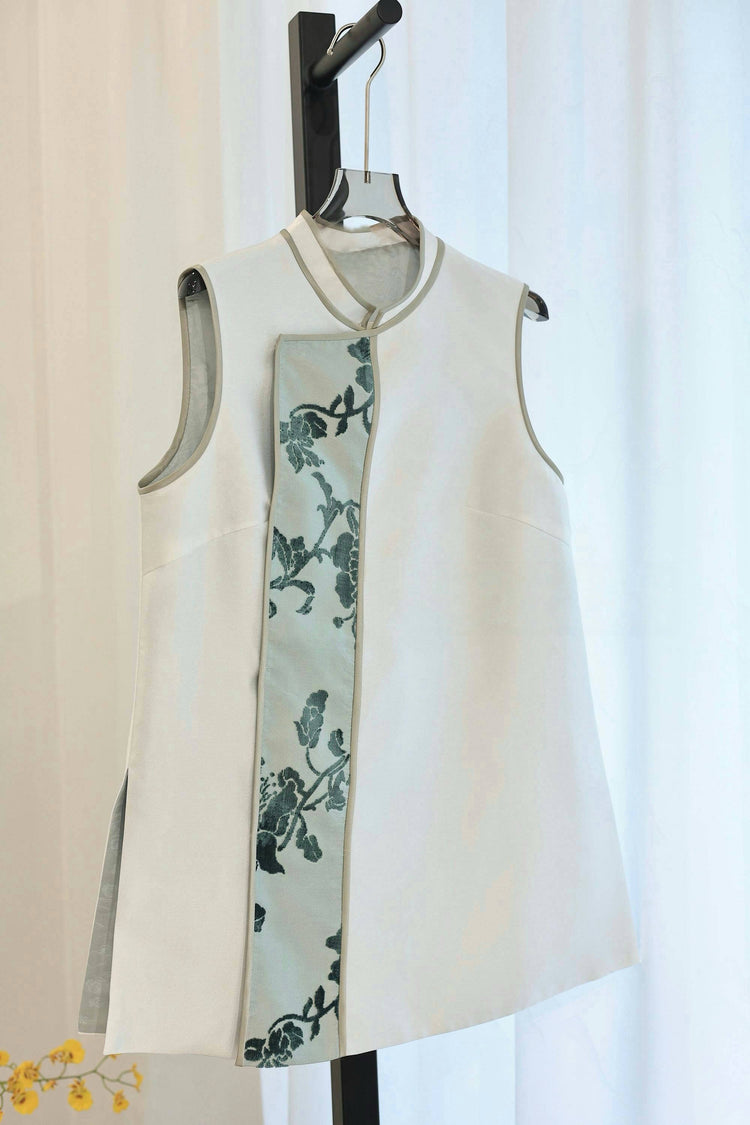 Smoke White Crepe Zhang Velvet Vest 煙白重䋓漳絨馬甲