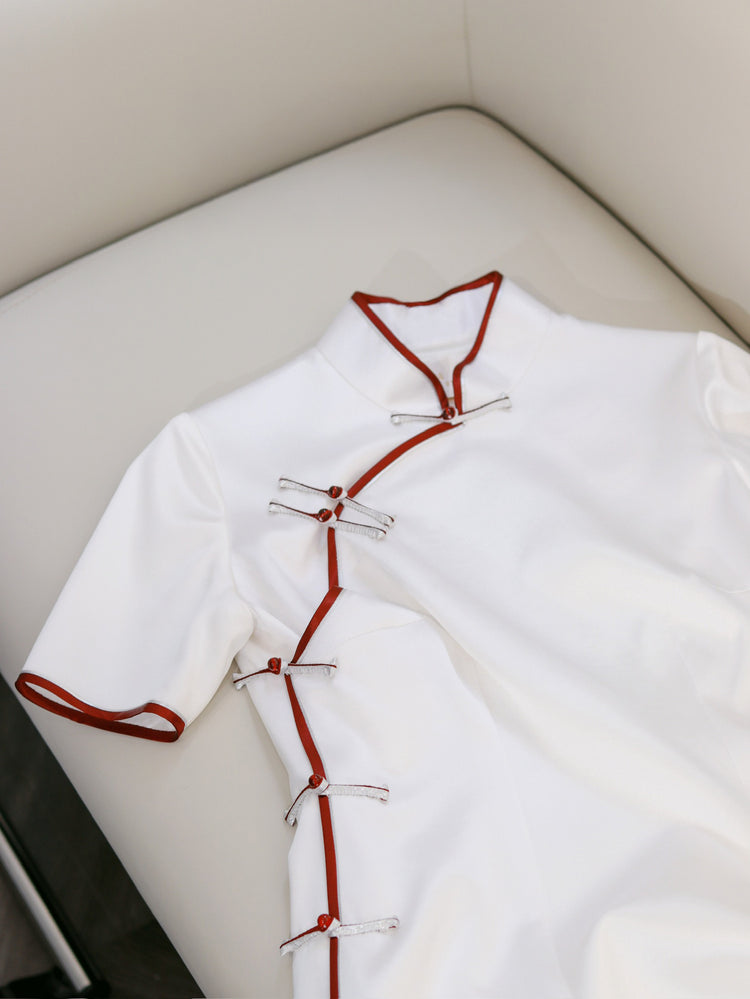 White Silk Qipao with Red Piping and Frog Buttons 素雪紅邊真絲盤扣旗袍
