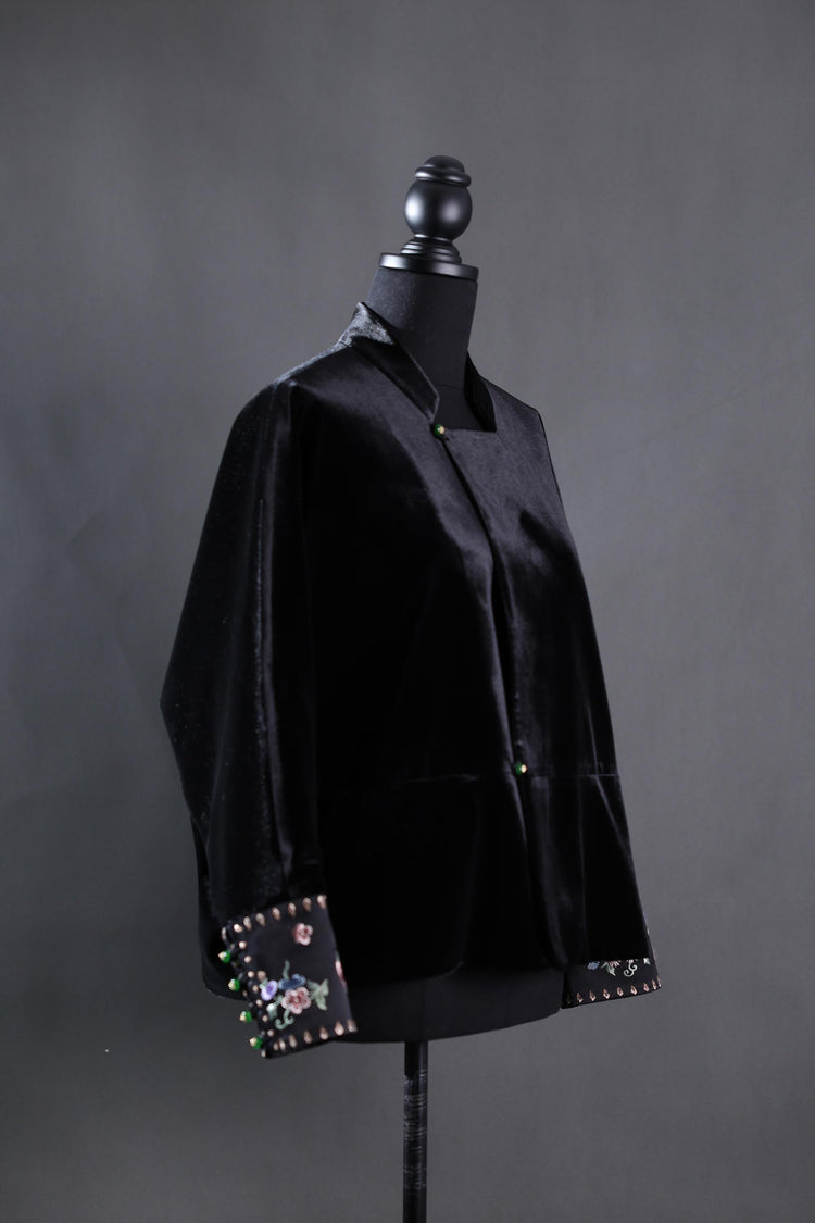 Black Velvet & Hand-Embroidered Open-Collar Jacket 黑色絲絨手繡開襟外套