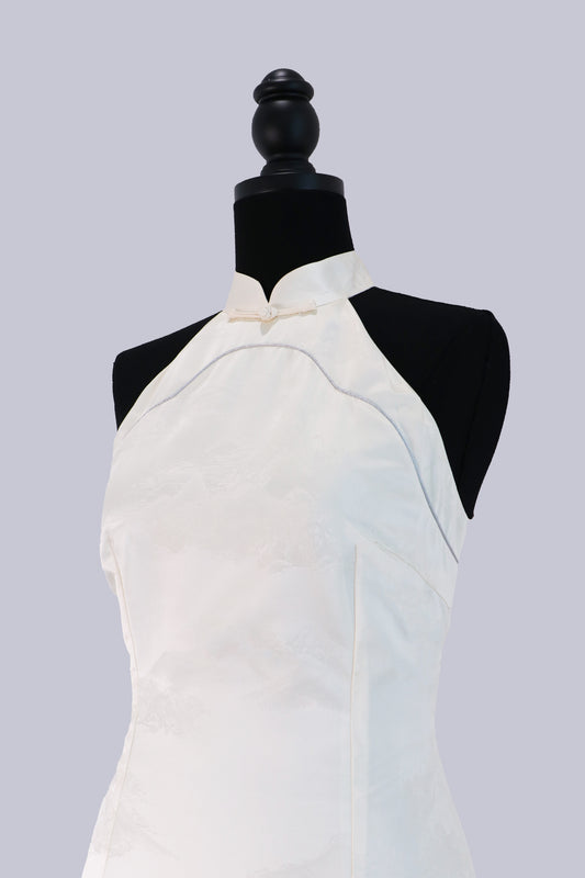 White Jacquard Qipao with Landscape Motif 雪映山影白色提花旗袍