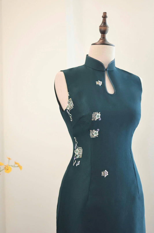Peacock Blue Hand-Embroidered Sheer Qipao with Teardrop Collar (Exclusive Piece) 孔雀藍手繡紗水滴領旗袍 (孤品)