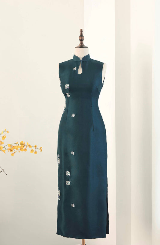 Peacock Blue Hand-Embroidered Sheer Qipao with Teardrop Collar (Exclusive Piece) 孔雀藍手繡紗水滴領旗袍 (孤品)
