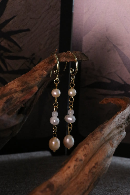 Whispering Pearl Earrings 珍語流光耳墜