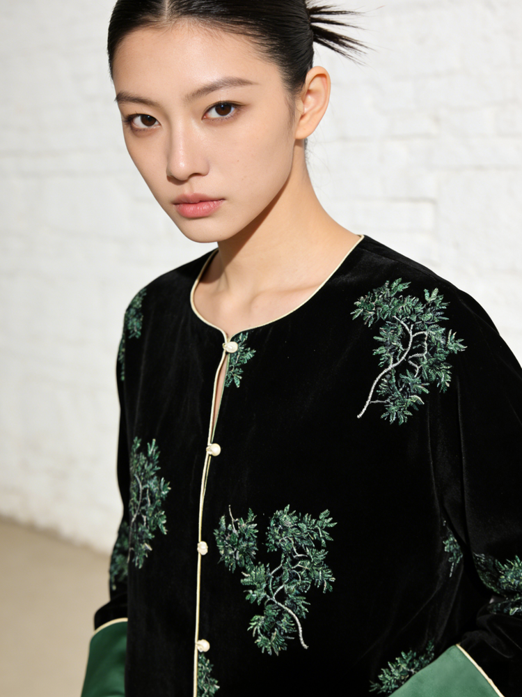 Midnight Pine Embroidered Velvet Blouse 墨夜松影絲絨刺繡上衣
