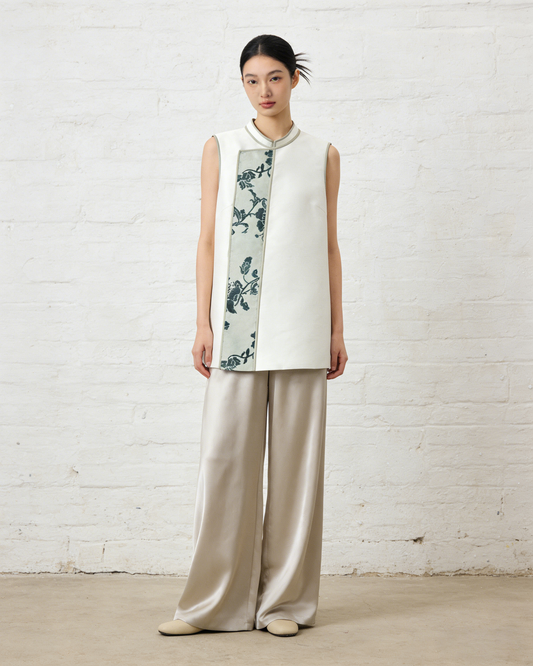 Smoke White Crepe Zhang Velvet Vest 煙白重䋓漳絨馬甲