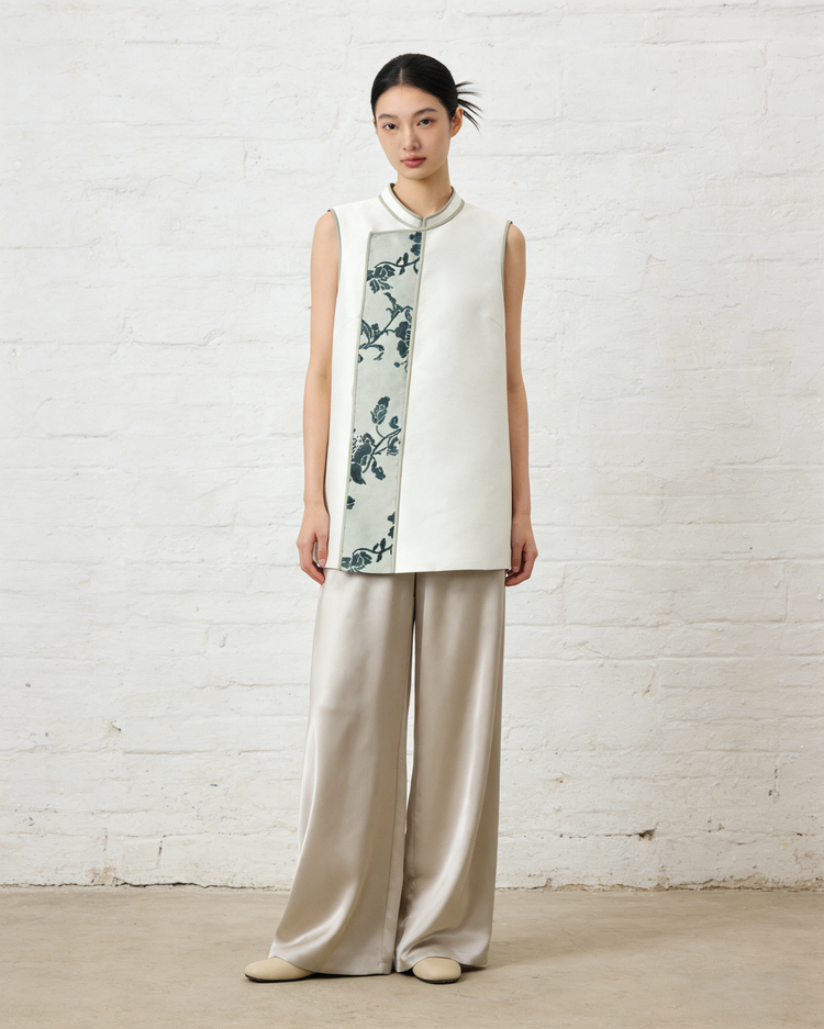 Smoke White Crepe Zhang Velvet Vest 煙白重䋓漳絨馬甲