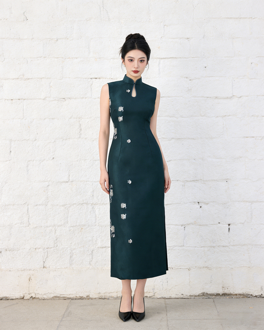 Peacock Green Hand-Embroidered Sheer Qipao with Teardrop Collar (Exclusive Piece) 孔雀綠手繡紗水滴領旗袍 (孤品)